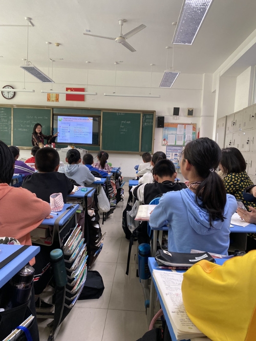 高新区实验中学开展示范课展课堂风采打造高效课堂
